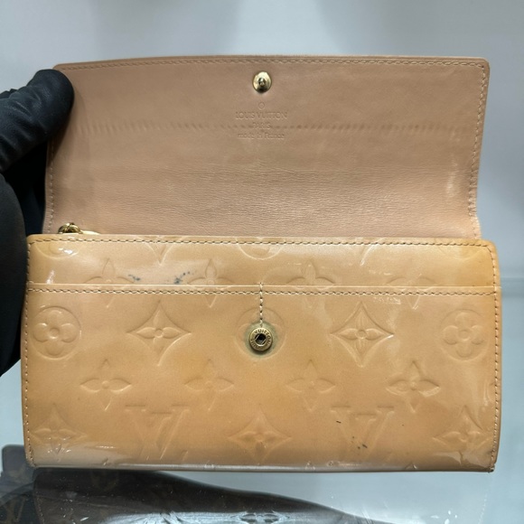 **SOLD**Louis Vuitton Vernis Sarah Wallet - Picture 11 of 13